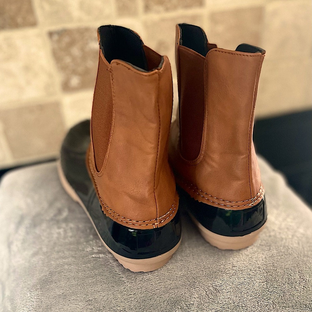 Ladies Duck Boots - Picture 3 of 4
